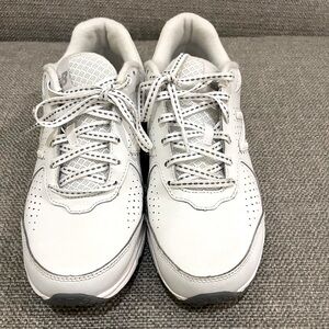 New Balance Cushioning walking shoes in women’s size 8 US.  EUC.
